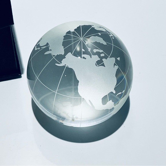 Vintage Oleg Cassini Signed Crystal World Globe Paper Weight In Original Box - Picture 7 of 11